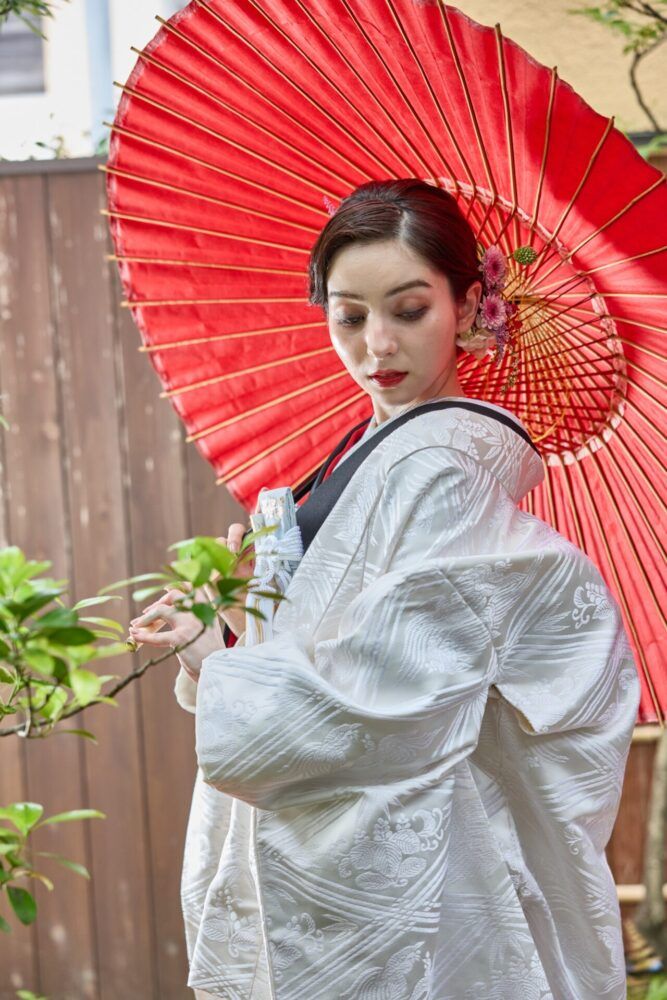 京都でフォトウェディング｜京町家のお庭背で赤の番傘を持った白無垢の撮影｜京都町家寫眞館