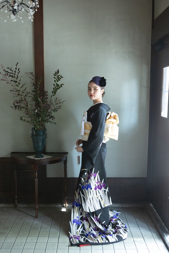 紫のトーク帽とカキツバタの黒引き振袖のコーディネート