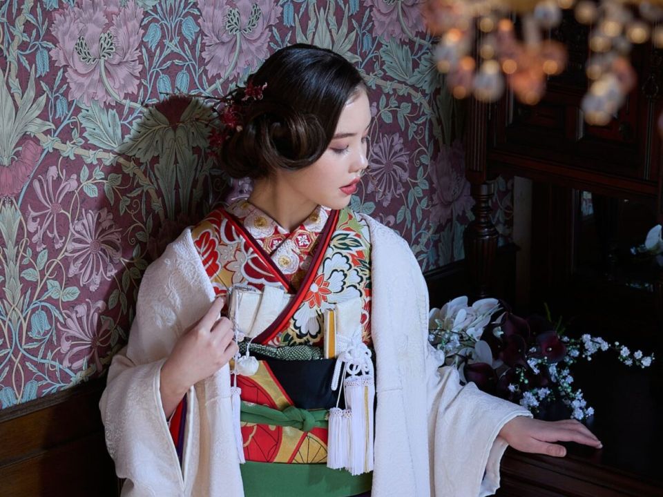 英国アンティークスタジオにて、引き振袖に白無垢を羽織った花嫁。