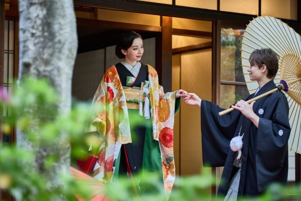 京町家&アンティークスタジオプラン。京町家の縁側にて、和装姿の花嫁と見つめあう新郎。