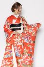 彩りの花々と朱色の引き振袖のコーディネート