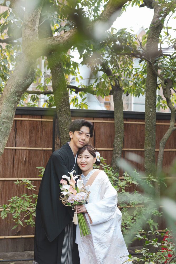 京町家の竹塀をバックにお庭で白無垢の撮影