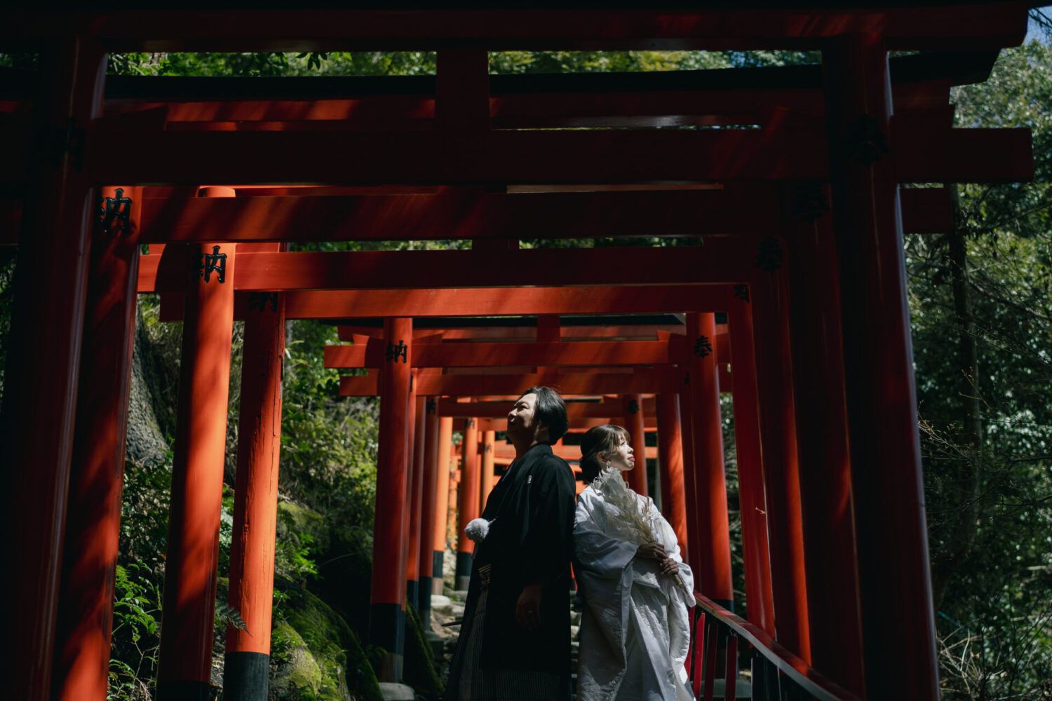 上賀茂神社の鳥居が連なる中での白無垢の花嫁と新郎