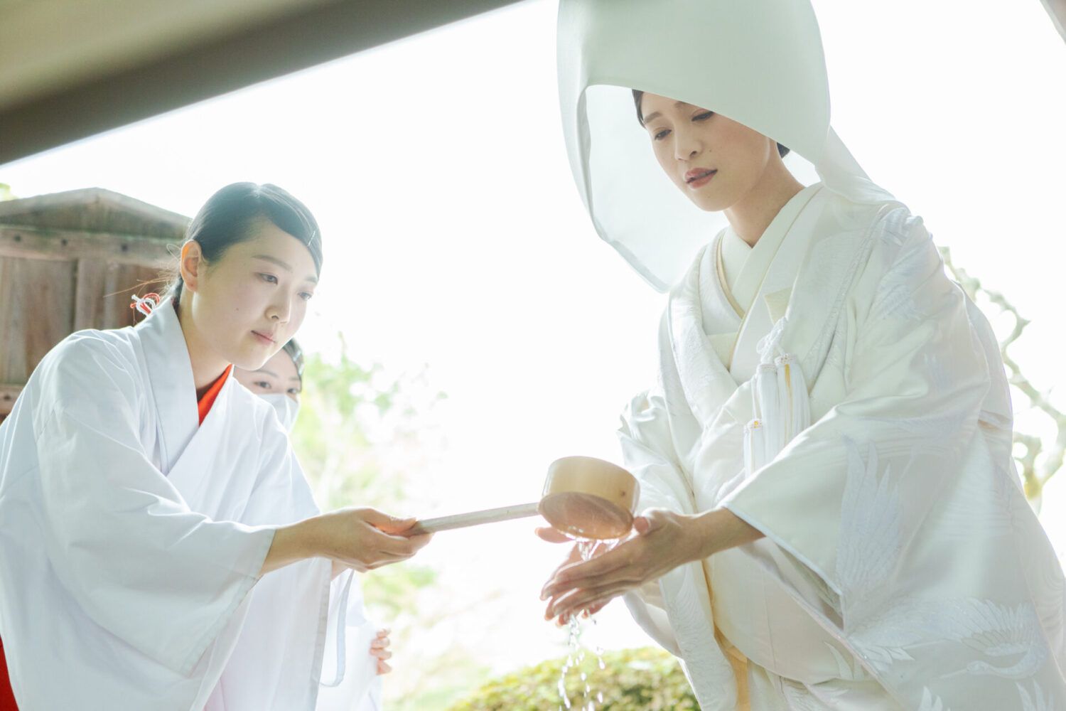 上賀茂神社でご結婚奉告祭の前の手水を受ける白無垢の花嫁