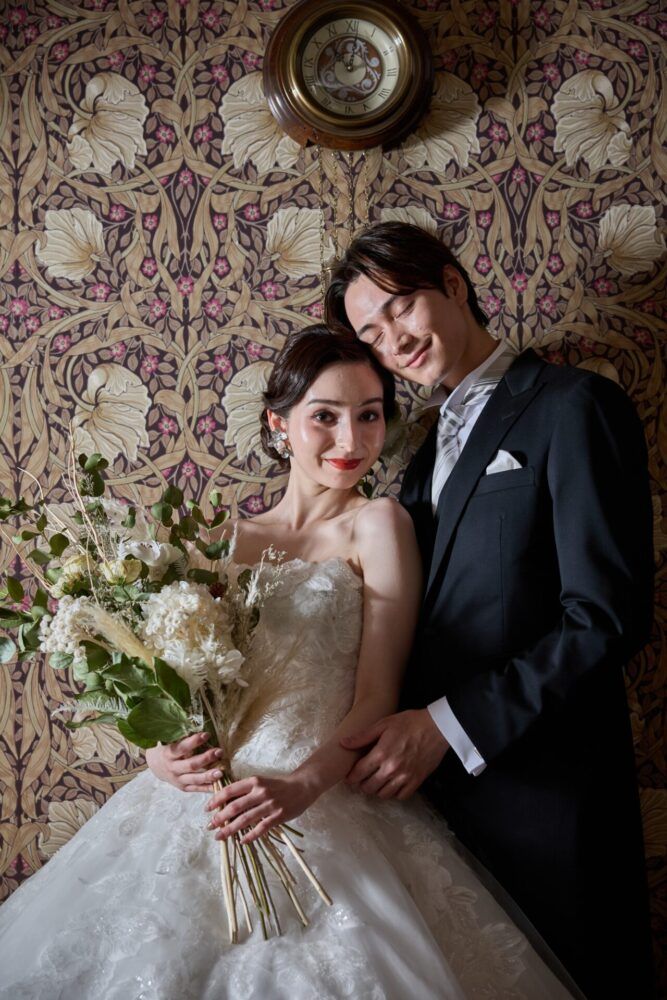 京町家でウイリアムノリスの壁紙を背景にカンタベッラドレス(Canta Bella doress)のフォトウエディング