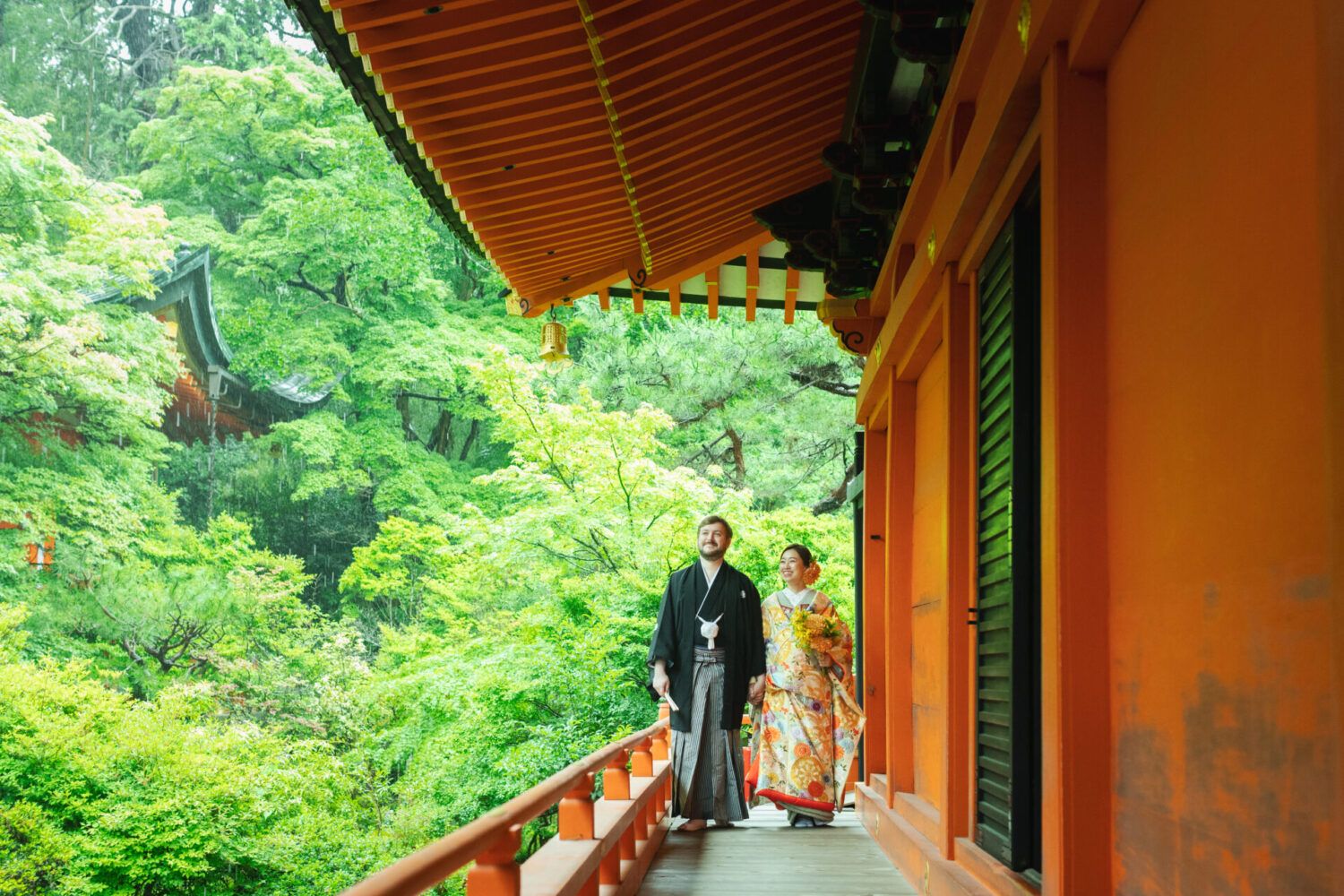 新緑の毘沙門堂にて。　色打掛の花嫁と新郎。