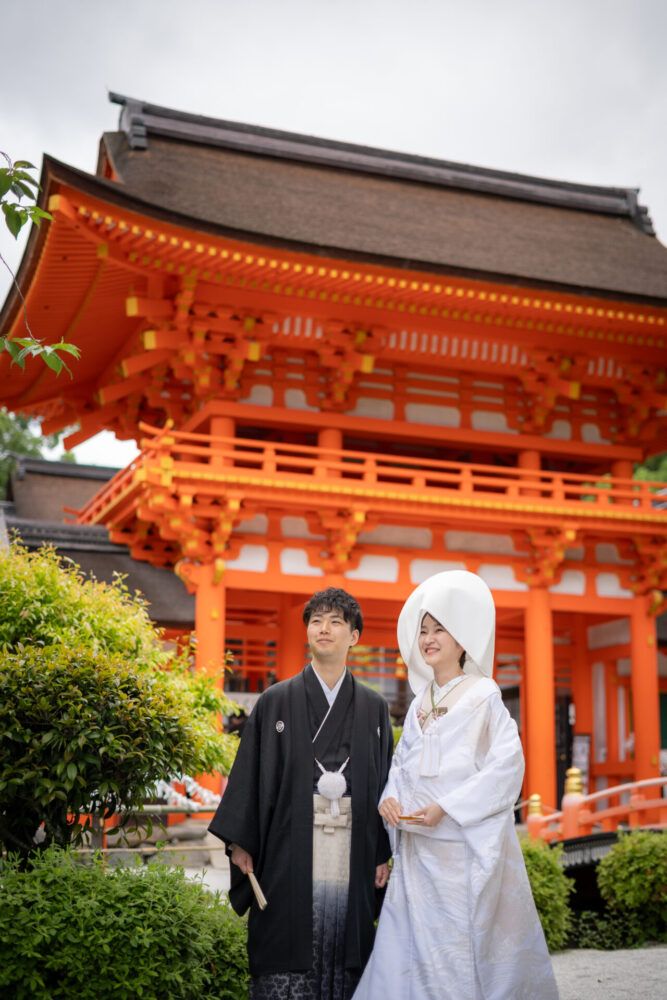 上賀茂神社の桜門前での綿帽子白無垢姿の花嫁と新郎