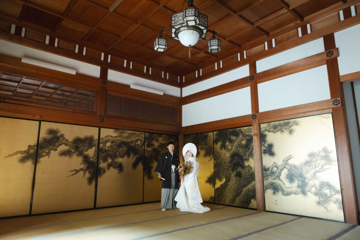 金戒光明寺の黄金の松前で白無垢の花嫁と新郎
