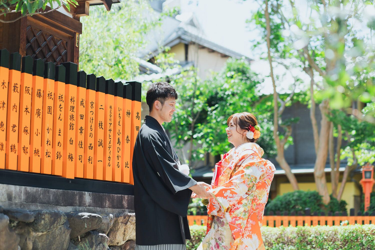 祇園の辰巳大明神前での色打掛の花嫁と新郎