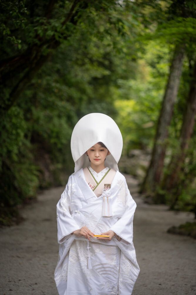 上賀茂神社の渉渓園での綿帽子姿の白無垢の花嫁
