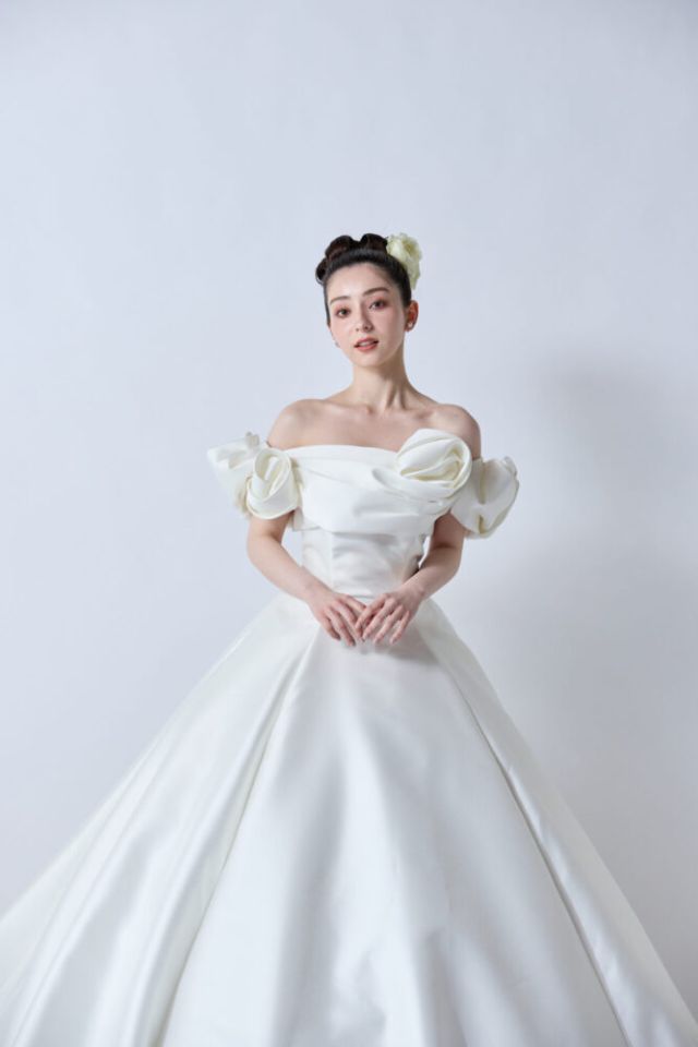 白薔薇の生花とカンタベッラドレスのコーディネート