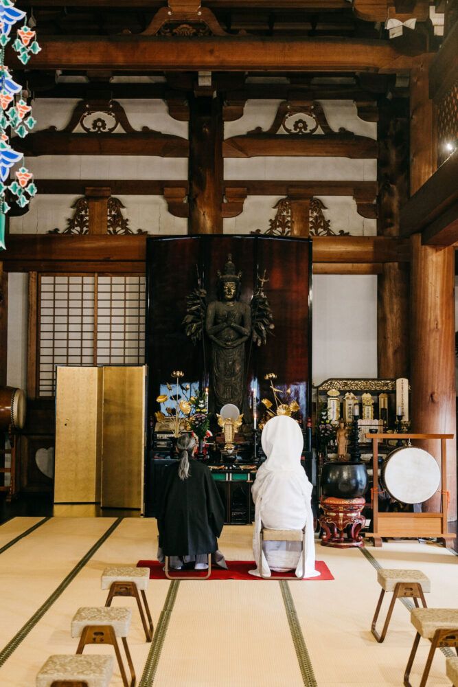 金戒光明寺の本堂でご祈祷を受けられる白無垢の花嫁と新郎