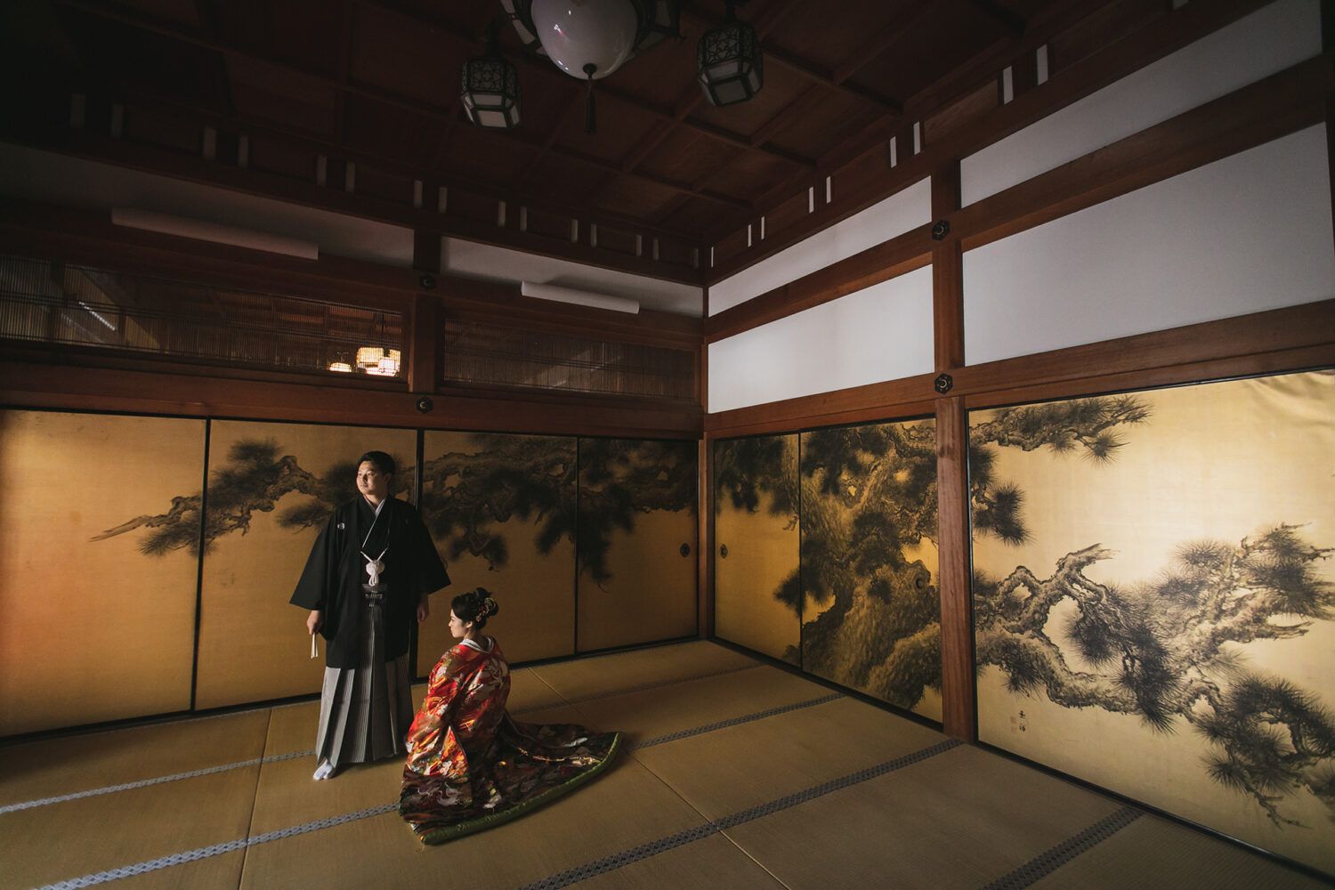 金戒光明寺の黄金の襖前で色打掛の花嫁と新郎