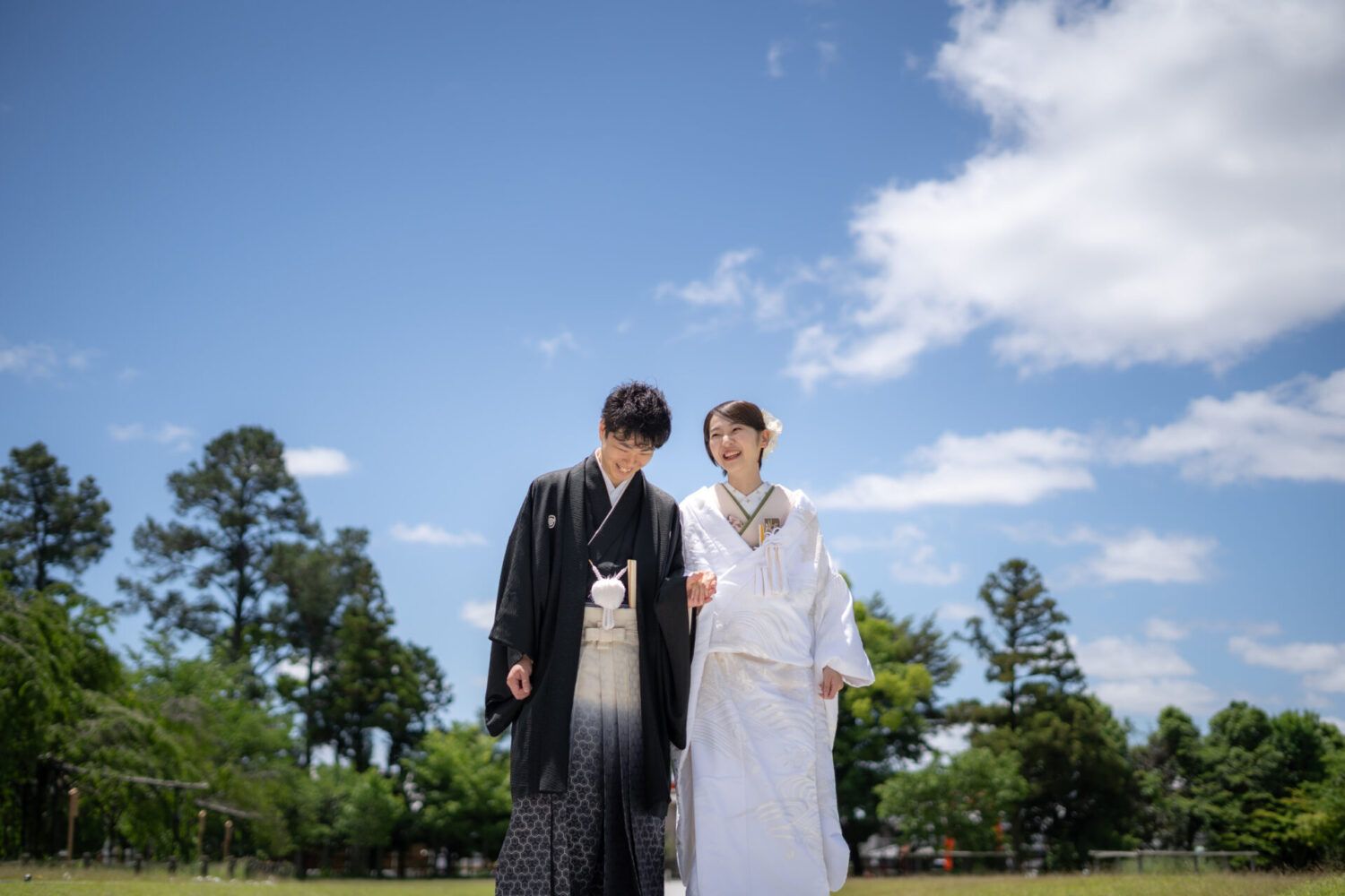 上賀茂神社の青空の下での白無垢の花嫁と新郎