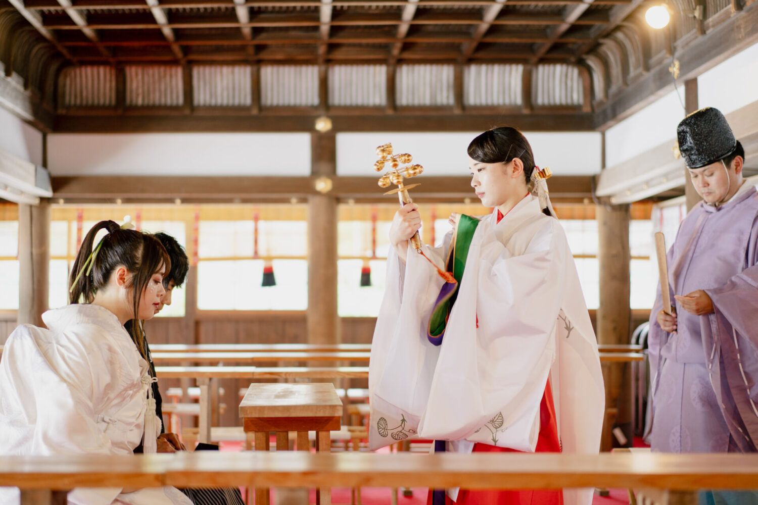 上賀茂神社でのご結婚奉告祭での白無垢の花嫁と新郎