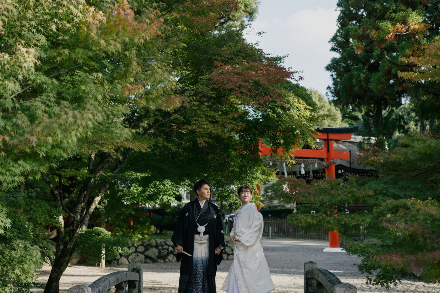 京都でフォトウェディング｜上賀茂神社の鳥居を背景にした橋殿での白無垢のフォトウェディング｜京都町家寫眞館
