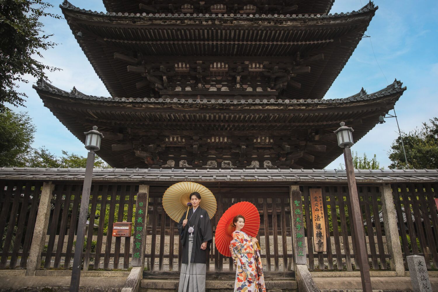 八坂の塔の下で色打掛の花嫁と新郎