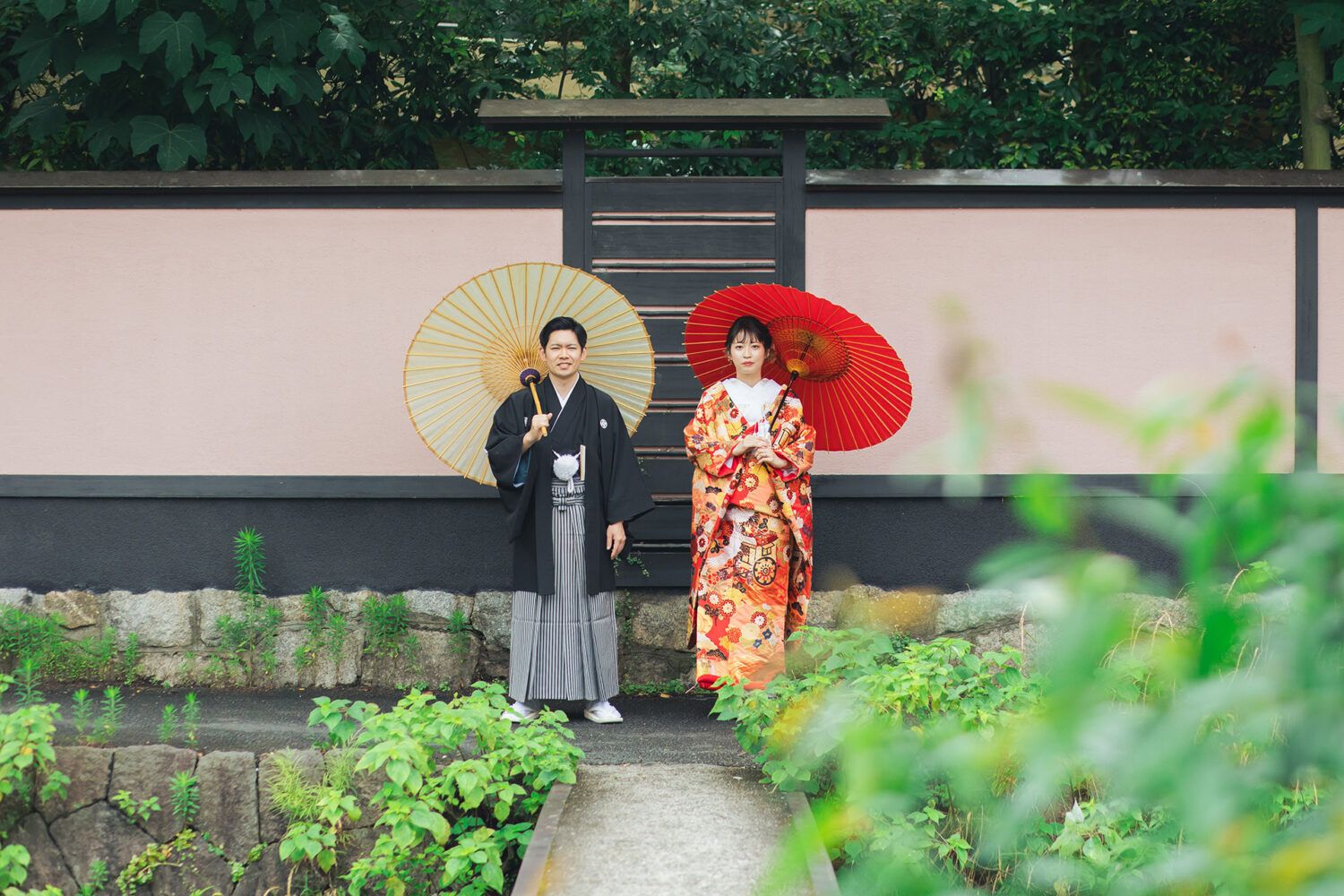 平安神宮周辺の白川疎水のもっこ橋を前にて