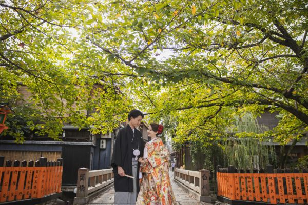 京の都巡りロケーションプラン。京都祇園にて。巽橋前にて色打掛の花嫁と新郎。