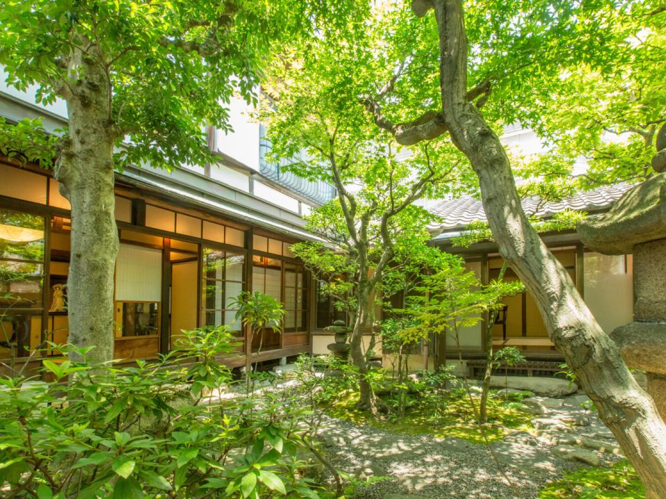 京町家の緑豊かなお庭と家屋