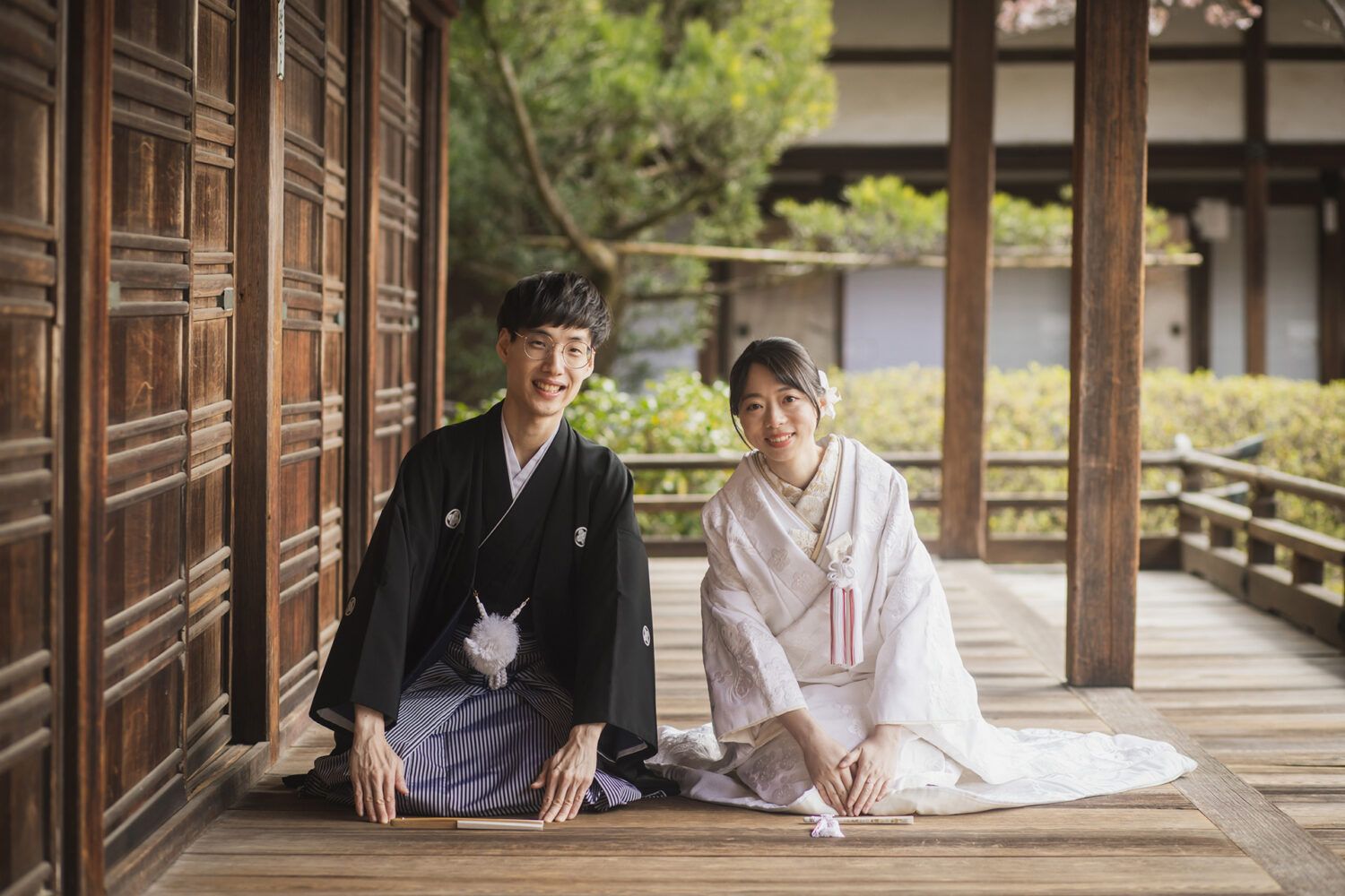 毘沙門堂にて。正座で手をつく白無垢の花嫁と新郎。