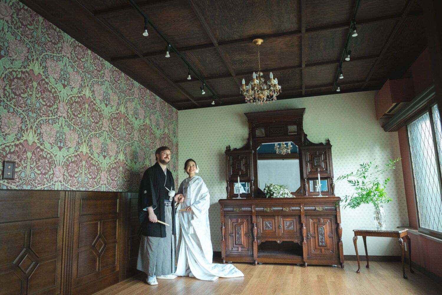 英国アンティークスタジオの全体を背景に白無垢での花嫁と新郎