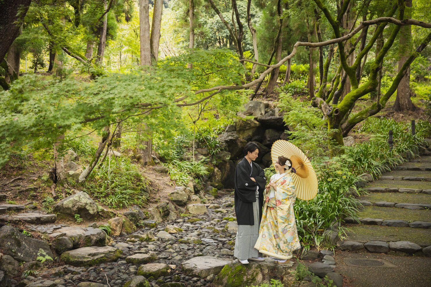 円山公園の穴場スポット。滝が美しい色打掛でのフォトウェディング