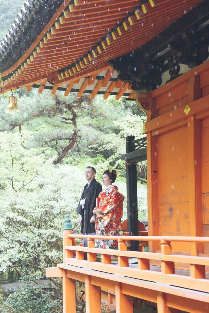 毘沙門堂にて。日本髪の新婦様と紋服の新郎様