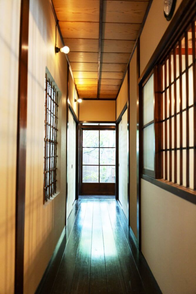 京町家の廊下。格子の窓。