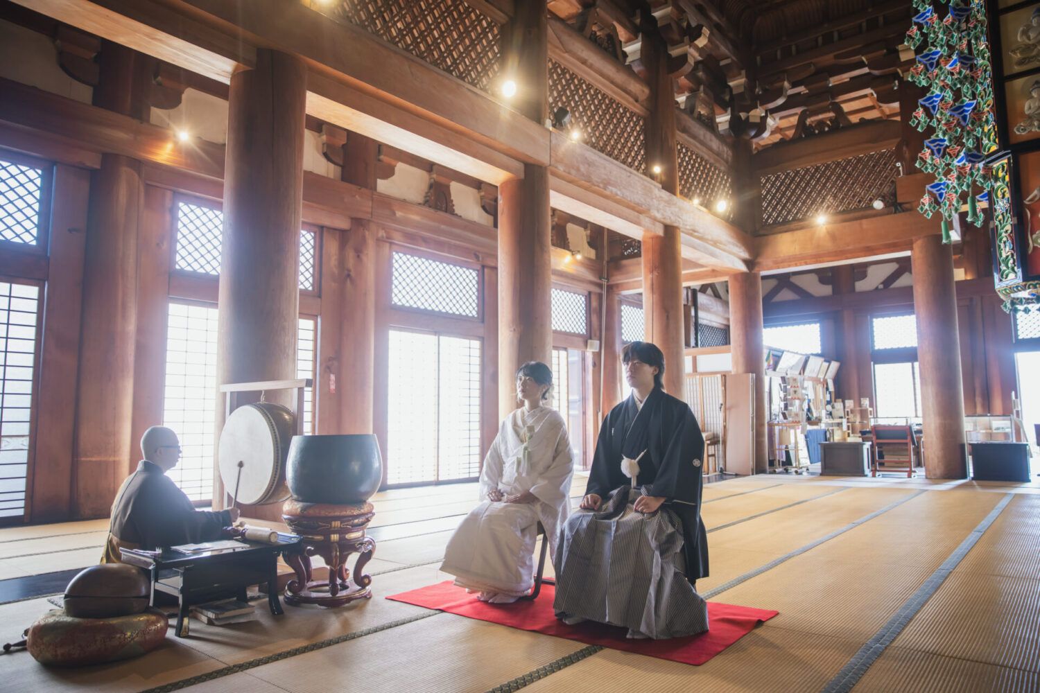 金戒光明寺でご祈禱を受けられる白無垢の花嫁と新郎の