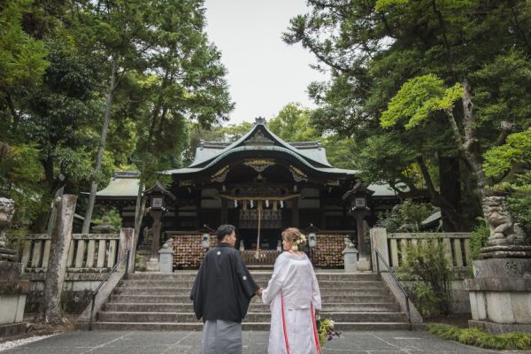 「岡崎神社」挙式＆スタジオ・ロケーション。岡崎神社にて。白無垢の花嫁と新郎。
