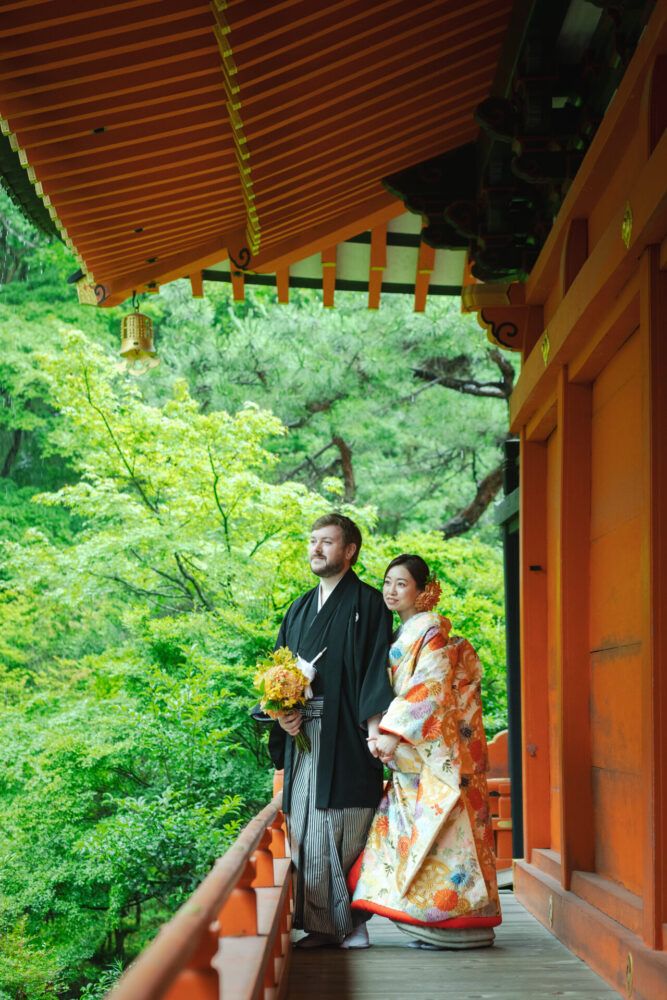 毘沙門堂にて。新緑が映える和装姿の新郎新婦。