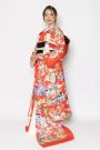 彩りの花々と朱色の引き振袖のコーディネート