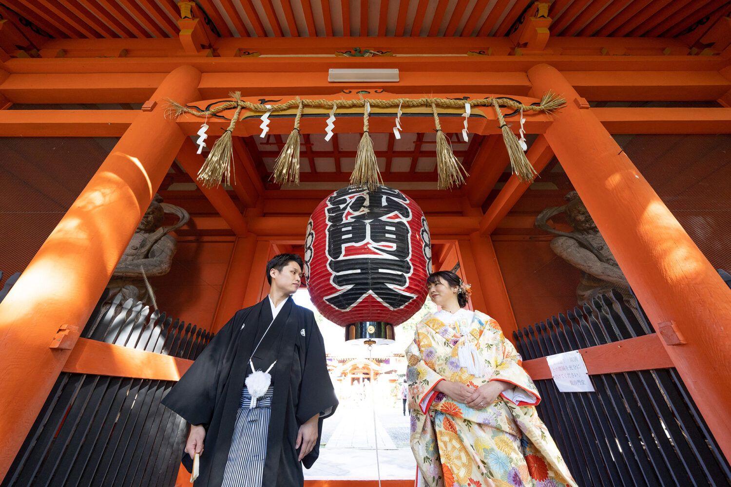 毘沙門堂の門前にて、和装の新郎新婦様