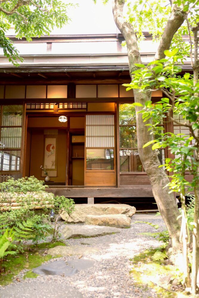 京町家のお庭。趣のある石畳み。