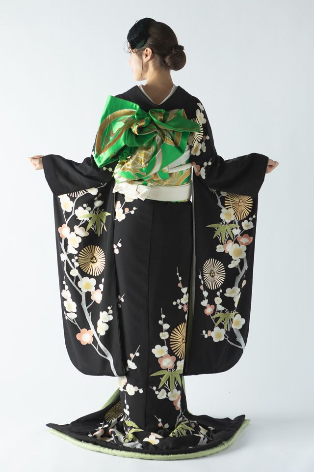グリーンのトーク帽と梅と松の黒引き振袖のコーディネート