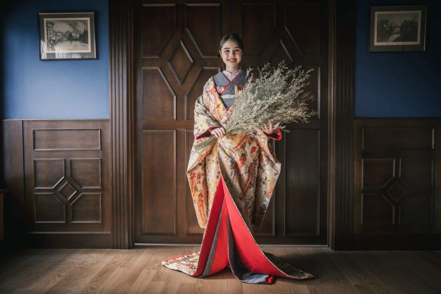 英国アンティークスタジオの重厚な扉を背景に色打掛の花嫁