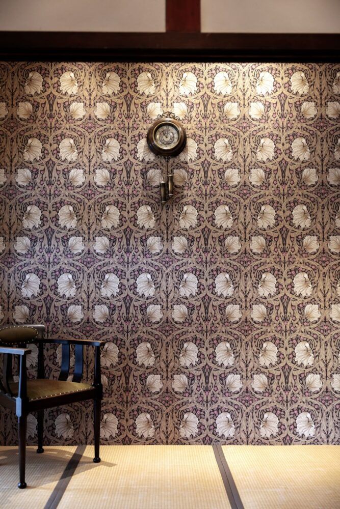 京町家のエントランス、畳とウイリアムモリスの壁紙で演出。