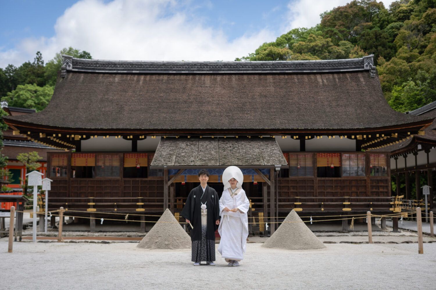 上賀茂神社の細殿前での綿帽子白無垢姿の花嫁と新郎