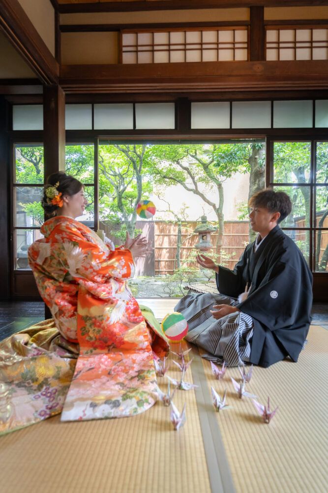 京町家の和室で紙風船を楽しむ色打掛の撮影