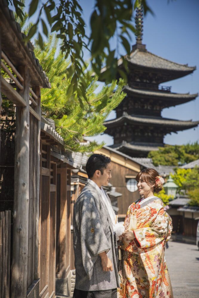 八坂の塔を背景に色打掛の花嫁と新郎