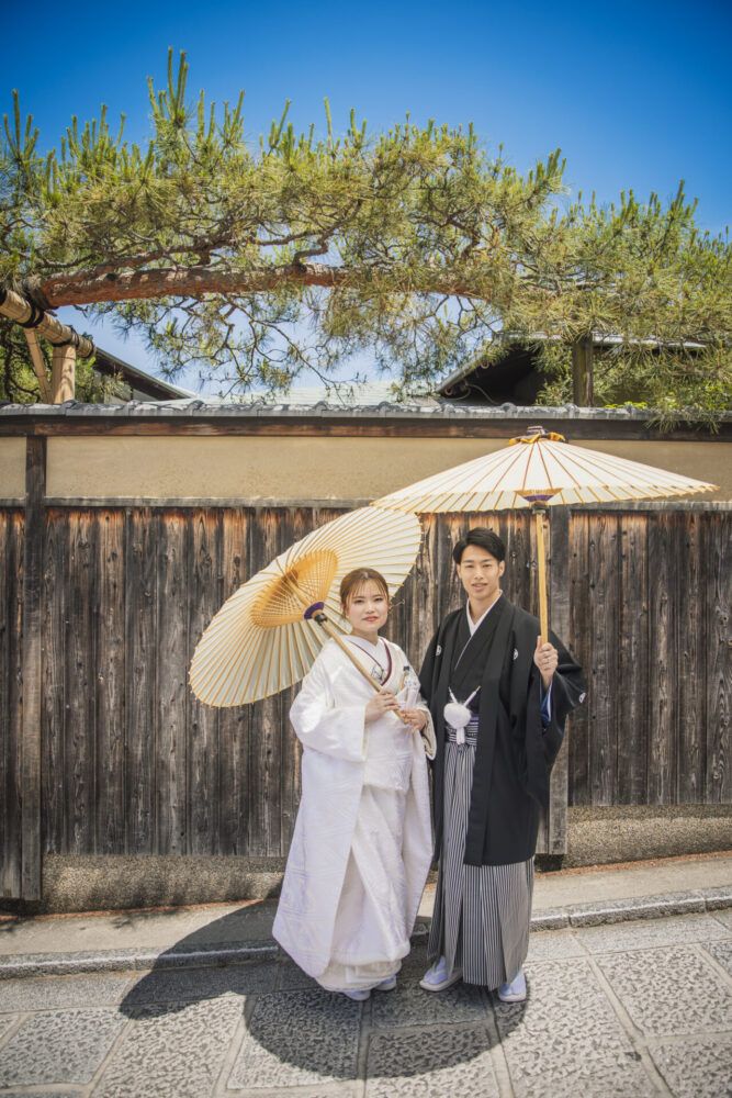 八坂の塔周辺の木塀前で白無垢の花嫁と新郎