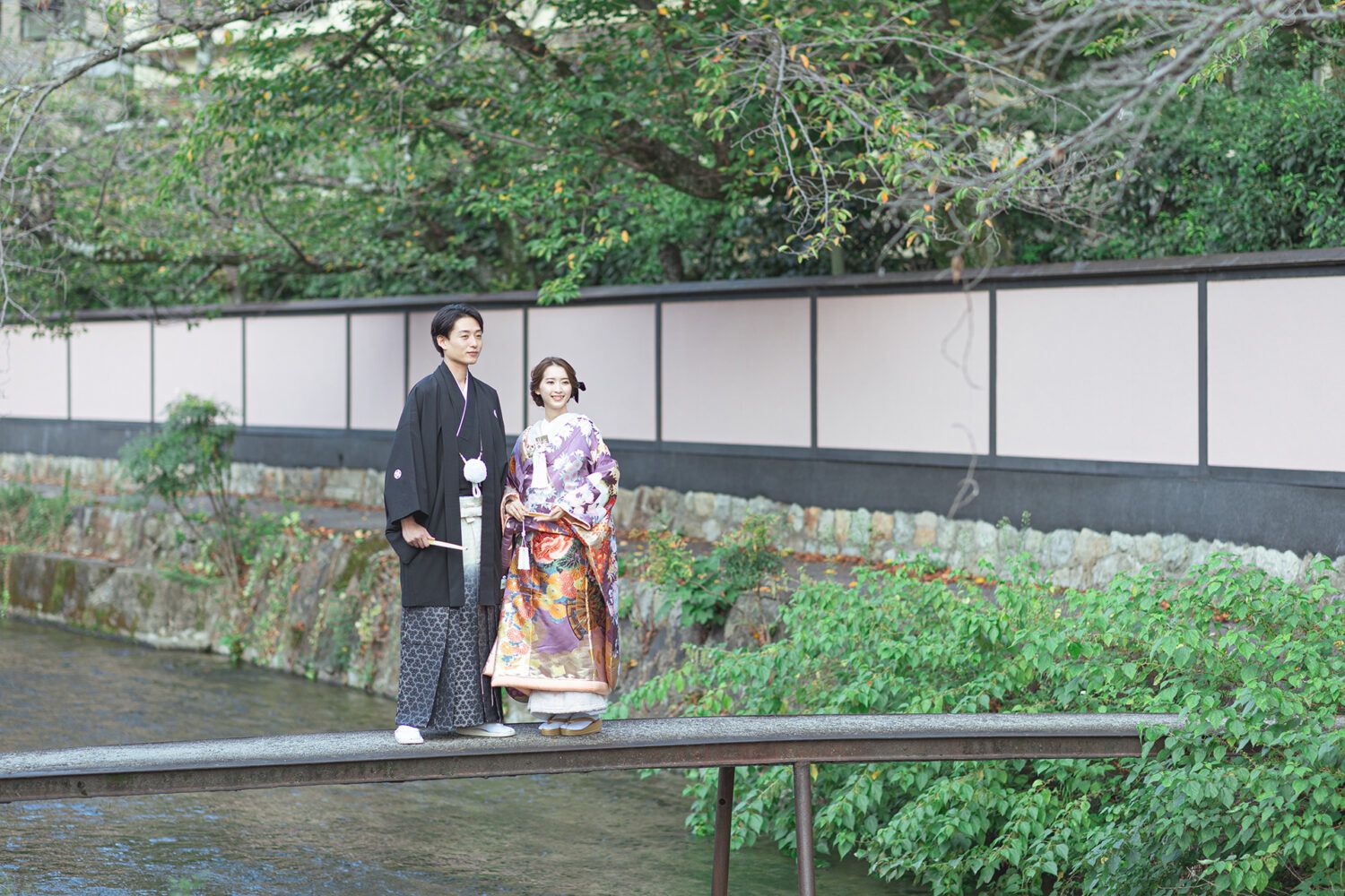 平安神宮周辺の白川疎水のもっこ橋の上で