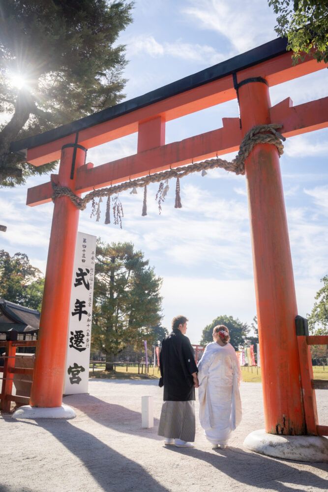 上賀茂神社の二の鳥居での白無垢の花嫁と新郎