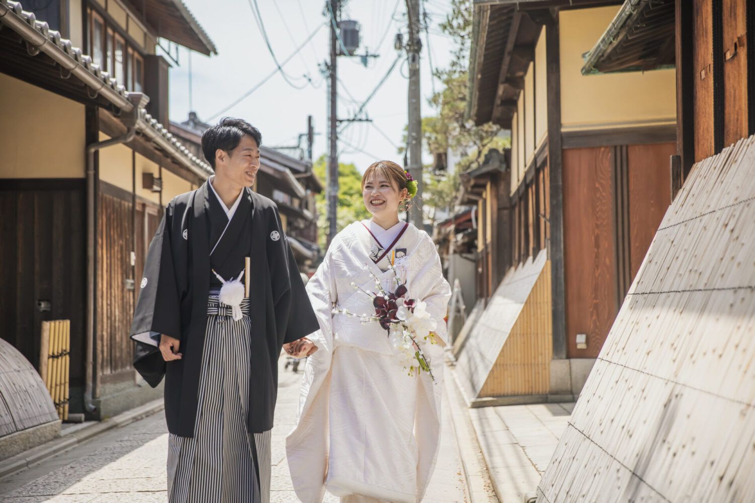 八坂の塔の石畳を白無垢で歩く花嫁と新郎