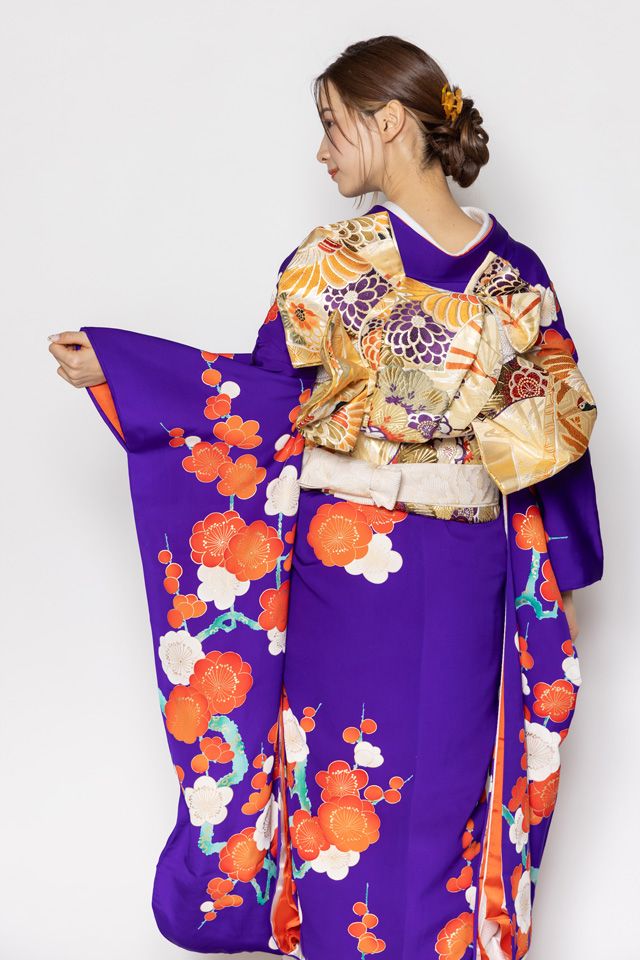 大菊をメインとしたと紫の引き振袖のコーディネート