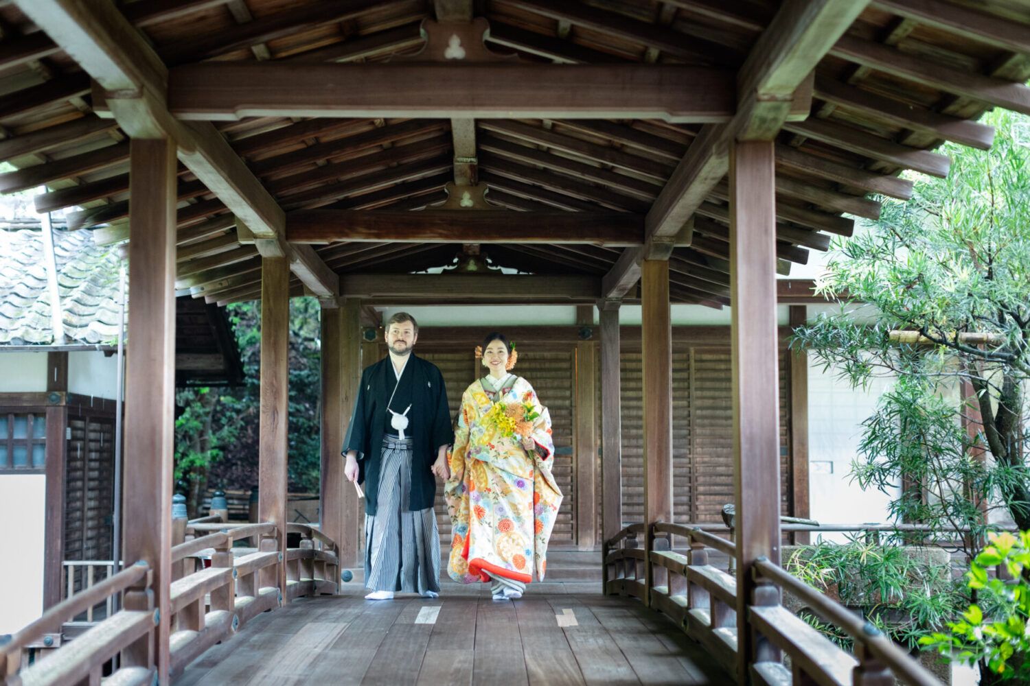 毘沙門堂にて。色打掛姿の花嫁と新郎。