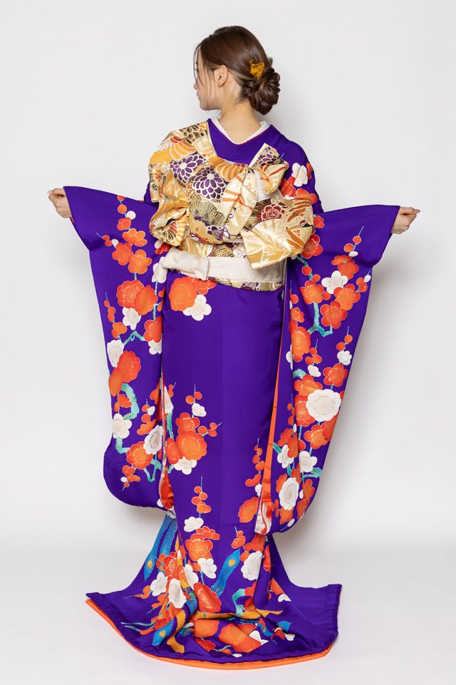 大菊をメインとしたと紫の引き振袖のコーディネート