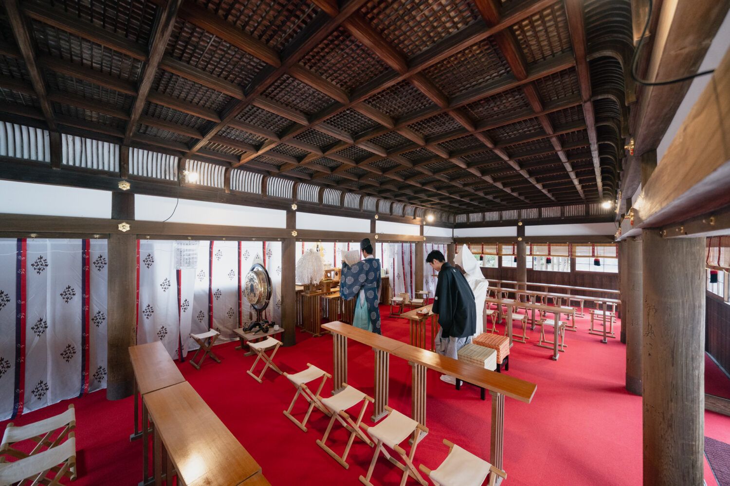 上賀茂神社で結婚奉告祭、献饌（けんせん）、神様にお供え物を捧げる綿帽子姿の白無垢の花嫁と新郎