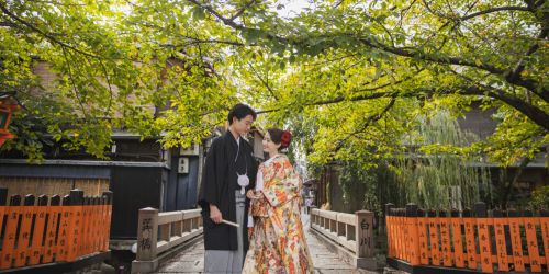 京都祇園にて。巽橋前にて色打掛の花嫁と新郎。